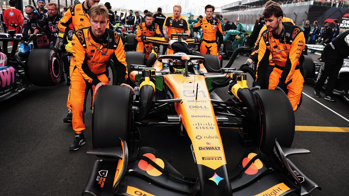 Na startovním roštu po nich zbyla prázdná řada. Jezdci McLarenu nezasáhli do Velké ceny Číny